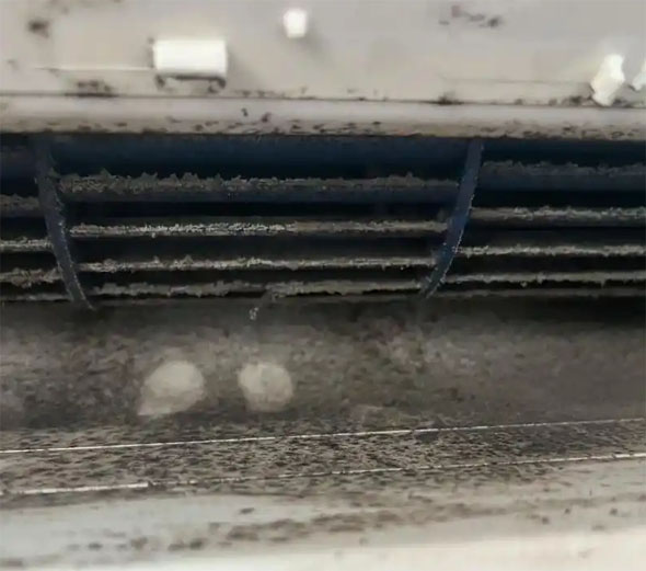 乌审空调吹的风有股烧焦味是怎么回事